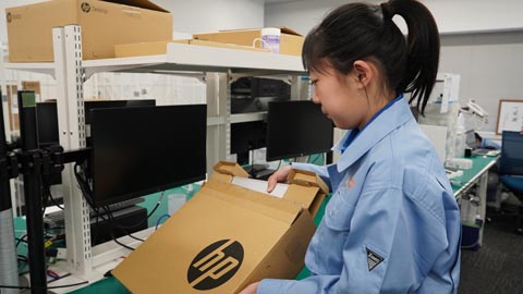 パソコンの箱詰め作業