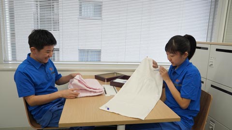 タオルの検品作業