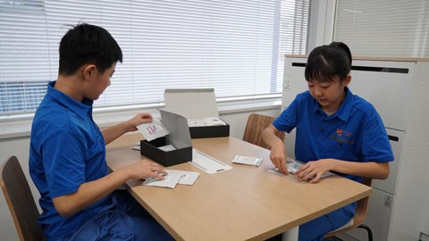 ドリップバックのシール貼り