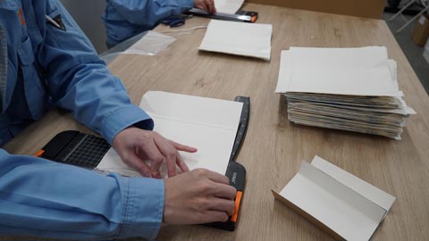 牛乳パックの裁断