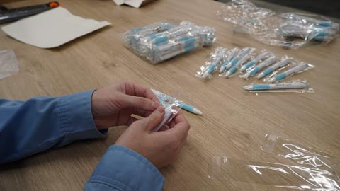 文房具の梱包作業