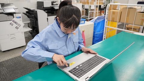 パソコンのシールはがし作業