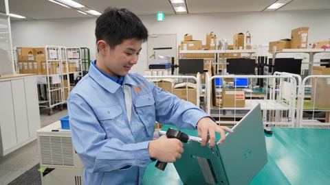 返却パソコンのバーコードスキャン作業