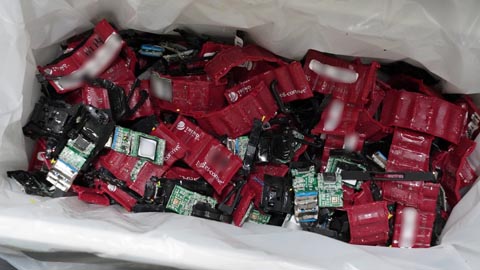 破砕後のUSBメモリ