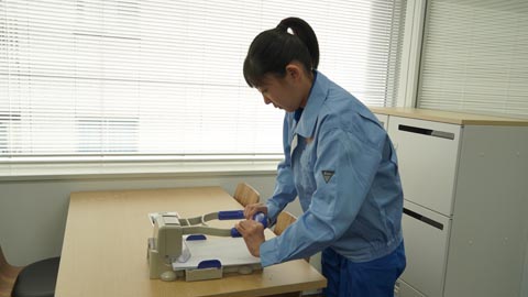 穴あけパンチ作業