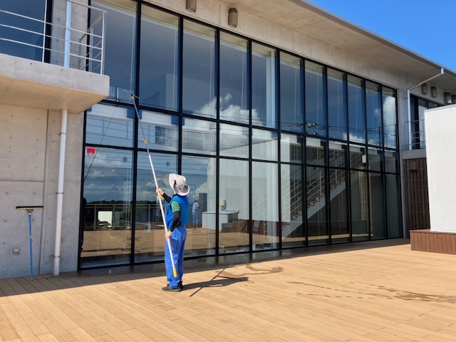 宿泊棟・研修棟の窓洗い