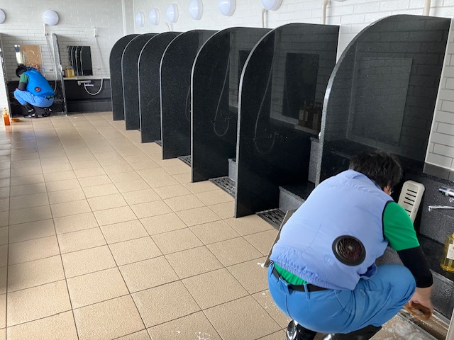 宿泊棟の浴室清掃