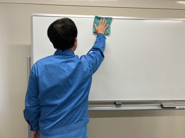 研修棟の清掃（ホワイトボード）